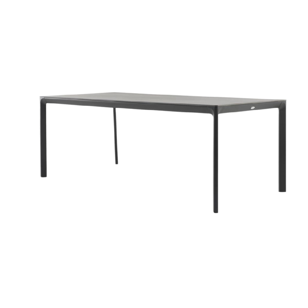 Tavolo moderno in metallo con struttura minimalista